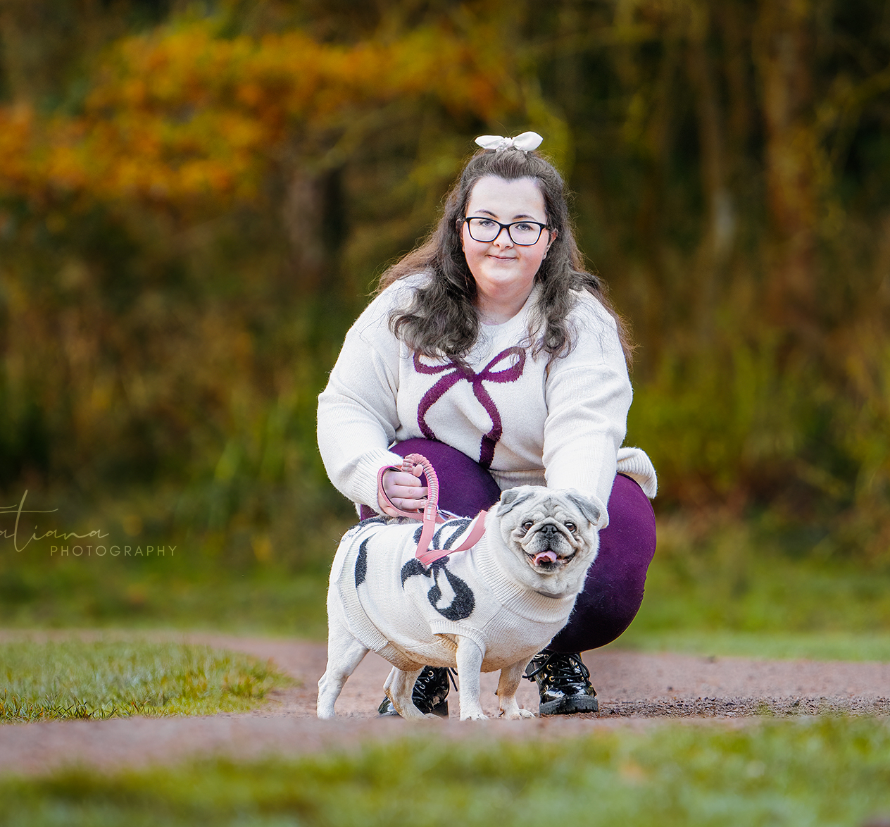Tasmin, a young women with MCAS pictures kneeling with her dog Masie